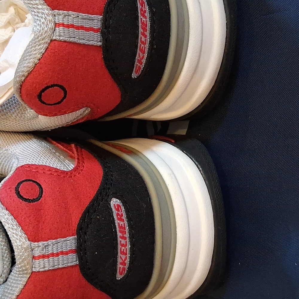 Skechers Black, Red & Gray Womans Sneakers, Key Chain, Messenger Bag & Backpack - Picture 11 of 13
